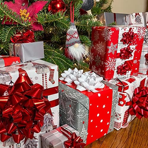 Božićni paket od omotnog papira s mašnama, vrpcom i poklon oznakama