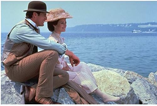 Jane Seimur kao Eliza i Christopher Reeve kao Richard gledaju na jezero negdje u vremenu fotografija od 8 ' 10