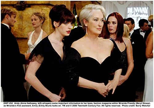 Đavo nosi pradu 8x10 fotografija Anne Hathaway šapćući Meryl Streep u formalnoj zabavi Poza 2 kN